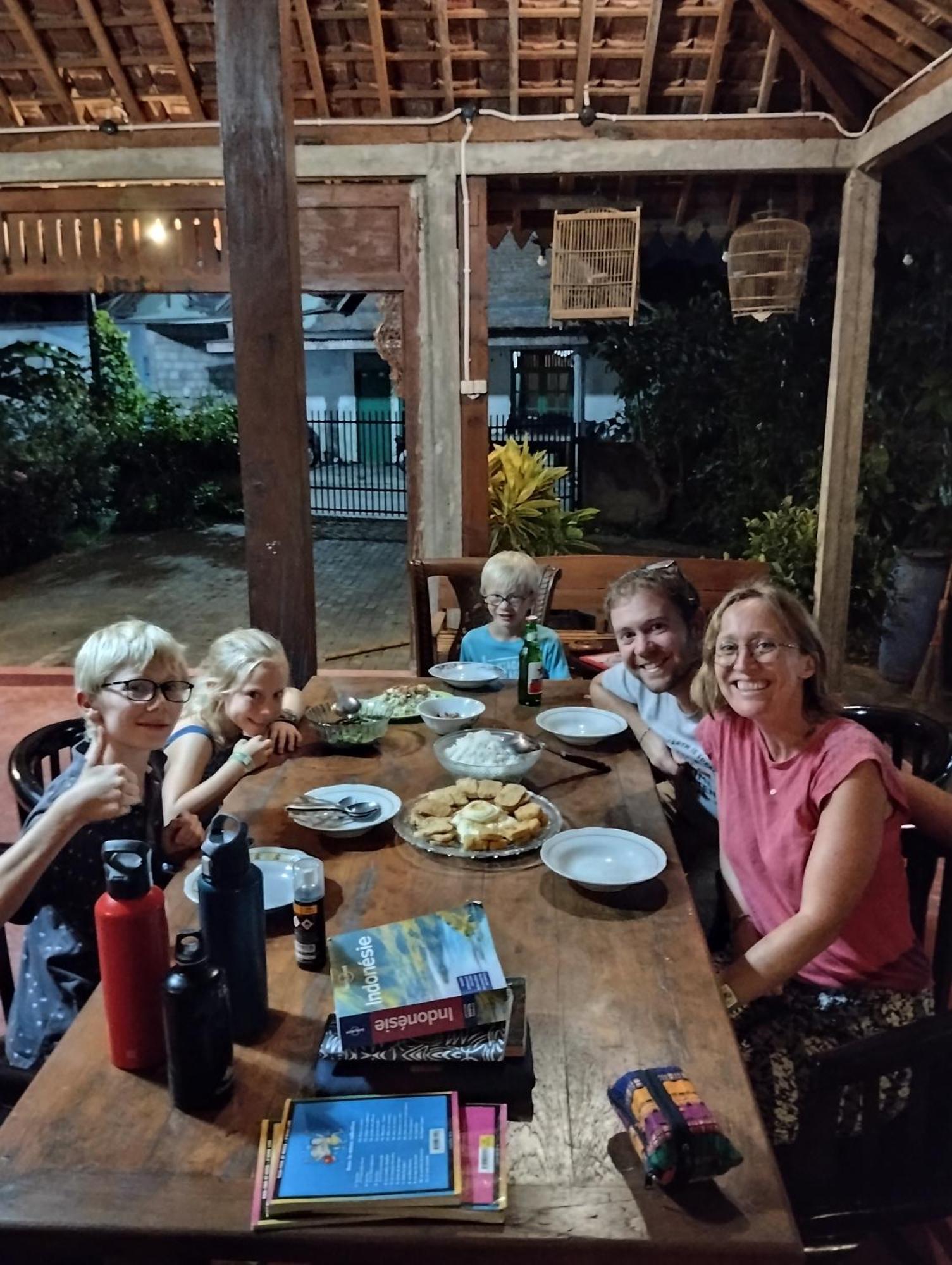 Rumah Ukhi Guest House Cebongan Kültér fotó